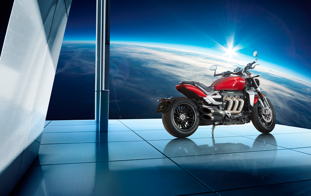 Foto da moto com planeta Terra ao fundo